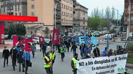 Los trabajadores de MTorres marcharon ayer hasta el Ayuntamiento de Noáin para protestar por los despidos.
