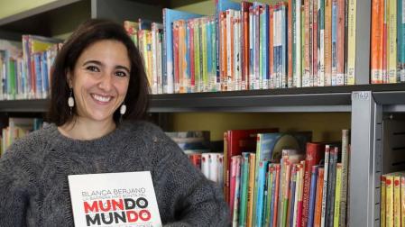 La escritora Blanca Berjano Rodríguez junto a su libro 'La barrera más bonita del mundo'
