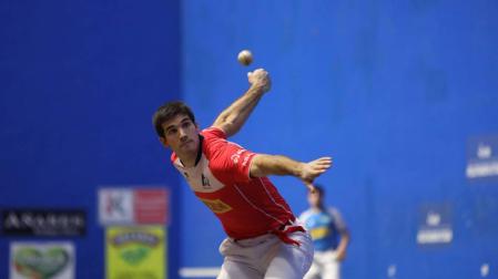 José Javier Zabaleta le suelta con la derecha durante el partido de ayer en el Municipal de Mungia con Aranguren al fondo.
