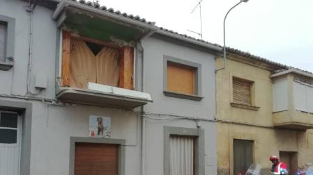 Destrozado un balcón de Ablitas tras chocar un camión contra él