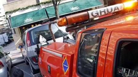 El destrozo que le causa la grúa en Pamplona llega a 343 euros