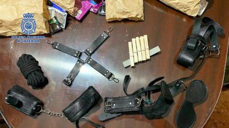 Objetos encontrados en el registro del piso en Zaragoza, donde se explotaba sexualmente a la víctima.