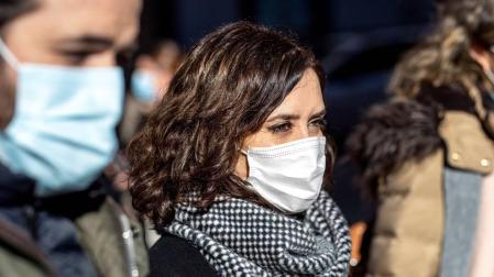 Ayuso reprocha a Sánchez que Barajas sea un "coladero" de contagios