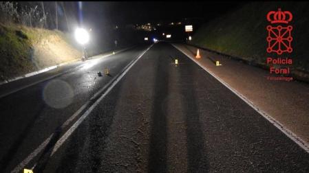 Imagen de lugar del accidente señalizado por la Policía Foral en la NA-2410 en Etxarri-Aranatz.