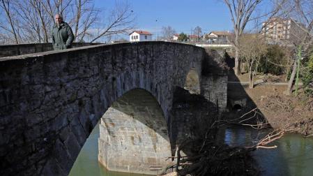 Basura a orillas del río Arga