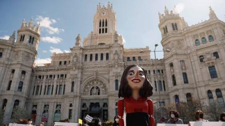 Una marioneta que representa a la presidenta de la Comunidad de Madrid, Isabel Díaz Ayuso, durante la protesta convocada por la Marea Blanca.