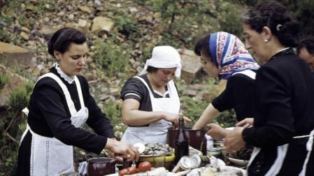 Mujeres preparando la comida en la Sierra de Cebollera (La Rioja), 1953. ETH Bibliothek Zürich CC PD