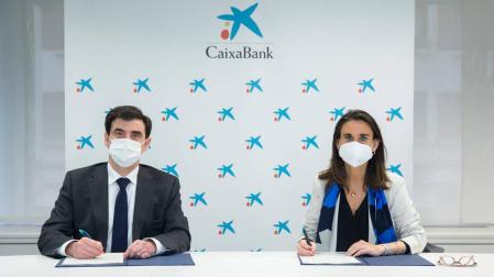 Ignacio Ugalde, presidente de ANEL, e Isabel Moreno, directora territorial Ebro de CaixaBank, en la firma del convenio.