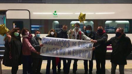 Pamiliares y amigos esperaron a Rubén Pascual en la estación con una pancarta y globos.