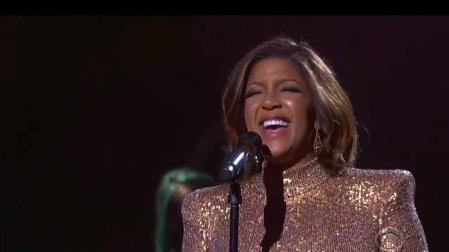 Los Grammy evitaron recrear una gala de grandes dimensiones y apostaron por reinventarse con un formato reducido que cedió todo el protagonismo a la música.