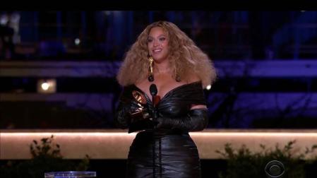 Los Grammy evitaron recrear una gala de grandes dimensiones y apostaron por reinventarse con un formato reducido que cedió todo el protagonismo a la música.