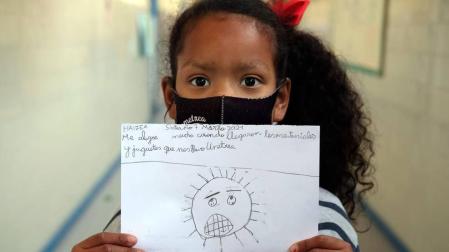 Algunos padres y madres de la Apyma aparecieron en el patio. Se organizaron estratégicamente en pequeños grupos, frente a los ventanales de las clases, y desplegaron dos pancartas para agradecer a los niños su comportamiento durante la pandemia de coronavirus