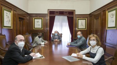 Ayuntamiento y comerciantes analizan la situación del comercio local y estudian líneas de trabajo