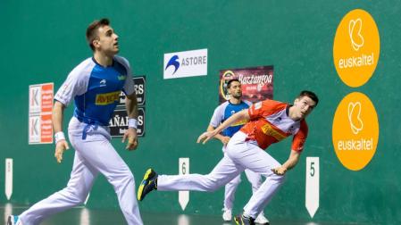 Galarza trata de mantener el equilibrio tras acometer un golpeo defensivo frente a Peña II-Albisu.