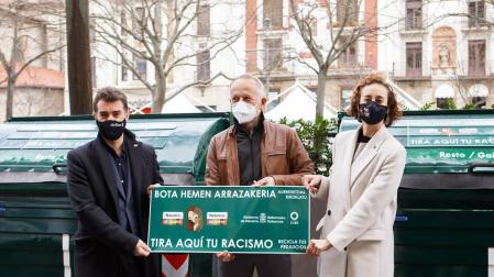 Campaña contra el racismo en 500 contenedores de la Mancomunidad de Pamplona
