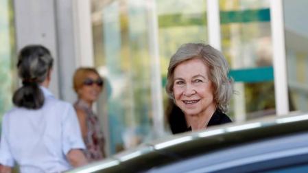 Doña Sofía llega al hospital a visitar al rey Juan Carlos
