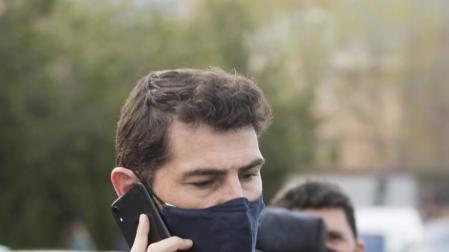 Relacionan a Casillas con una cantante, que lo desmiente