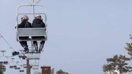 Telesillas en la estación de esquí de Navacerrada en Madrid (España), el pasado 5 de marzo de 2021.