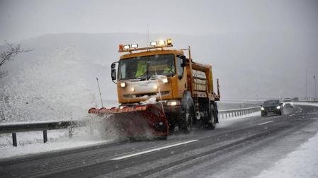 Rescatadas 10 personas de un autobús en peligro de caer a un río tras patinar por la nieve