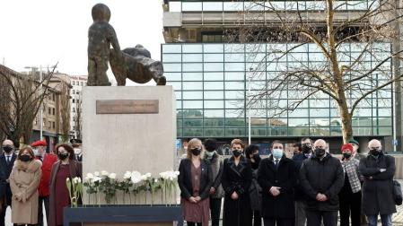 Representantes de las principales instituciones navarras, en el Día Europeo de las Víctimas del Terrorismo, han rendido homenaje a las víctimas con una ofrenda floral en Pamplona en la que además de rechazar la violencia se ha abogado por defender la dignidad y la memoria de las víctimas.