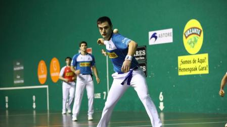 Daniel Elezkano le suelta a la pelota en presencia de José Javier Zabaleta y Aranguren en Gernika.