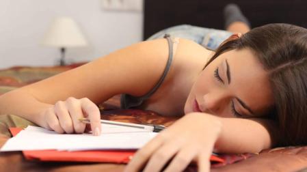 Una joven duerme.