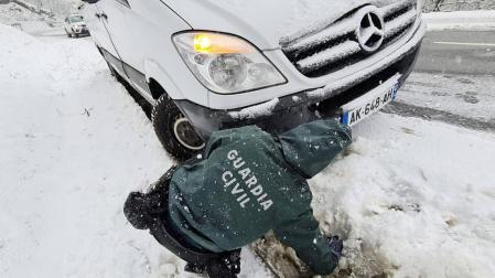 La Guardia Civil atiende varias incidencias por la nieve en Navarra