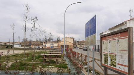 Tafalla instala mesas y bancos de madera en el área de autocaravanas