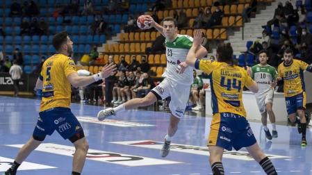 El Helvetia Anaitasuna venció este sábado al Villa de Aranda de forma clara por 28-22 para colocarse, con 28 puntos, en la zona alta de la clasificación