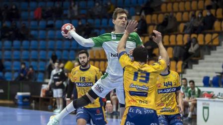 El Helvetia Anaitasuna venció este sábado al Villa de Aranda de forma clara por 28-22 para colocarse, con 28 puntos, en la zona alta de la clasificación