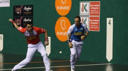 Erik Jaka le suelta a la pelota en presencia de Aimar Olaizola este sábado por la tarde en el frontón Labrit.