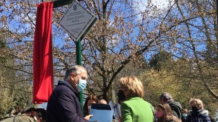 Colocación de una placa en homenaje a una víctima de ETA en Pamplona.