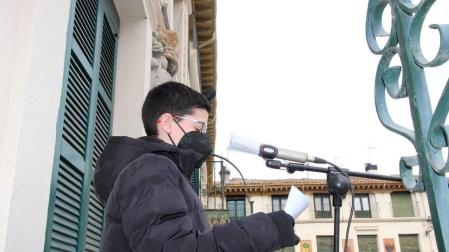Tudela ha celebrado este domingo el Día Mundial de la Poesía con la lectura de veinte poemas cortos de distintos autores desde los balcones de la Casa del Reloj de la plaza de los Fueros.