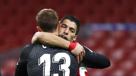 Oblak y Suárez sostienen al líder