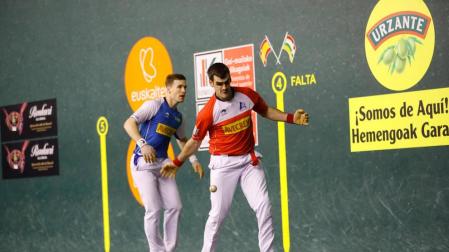 Ezkurdia golpea a una pelota en presencia deArtola durante el partido de este domingo en el Adarraga.