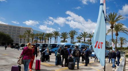 Turistas alemanes, a su llegada al aeropuerto de Palma de Mallorca