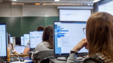 Una de las sesiones de trabajo de los alumnos en el laboratorio remoto de la UPNA