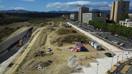 Terrenos de Echavacoiz Norte donde se construirán las viviendas. A la derecha, las aceras, carril bici y aparcamientos ya terminados junto a la avenida de Pamplona.