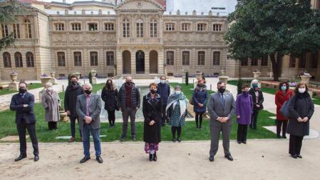 Foto de grupo de la presidenta Chivite junto a los vicepresidentes Remírez y Aierdi con representantes de las administraciones y entidades galardonadas.