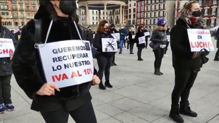 Profesionales de peluquería navarros lamentan el "luto" del sector