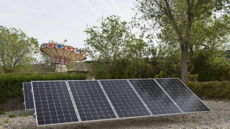 El parque dispone de una planta fotovoltaica de 100 kWp de potencia, con 298 paneles solares