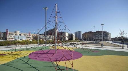 Gerencia de Urbanismo ha visitado las obras de un espacio que acogerá viviendas libres y de protección, un aparcamiento y zonas libres que se abrirán al uso público.