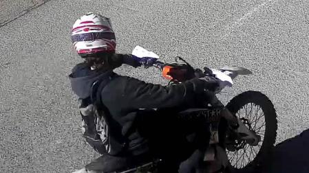 El menor en motocicleta, antes de ser interceptado por la Policía Foral.