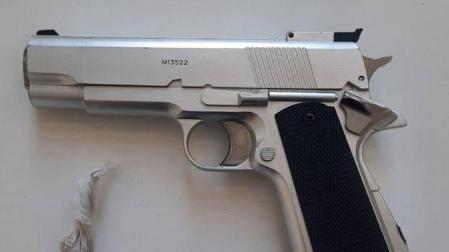 Encuentran una pistola con apariencia real en el coche de un conductor que dio positivo en drogas