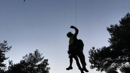 Momento en el que el ciclista es izado al helicóptero para su rescate