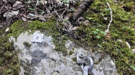 Señal colocada por los bomberos en el rápel de un barranco de la comarca de Pamplona