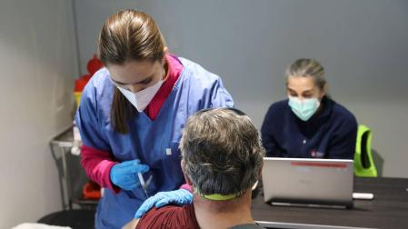 Una sanitaria administra una vacuna de AstraZeneca en las instalaciones de Refena