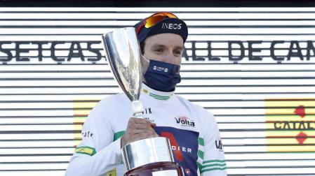 Adam Yates gana en Vallter 2000, con Valverde tercero, y es nuevo líder de la Volta