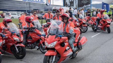Policías forales motorizados durante la Vuelta Ciclista a Pamplona.