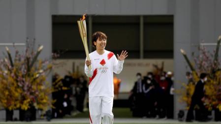 La futbolista Azusa Iwashimizu fue la encargada de prender la antorcha a partir de la llama olímpica